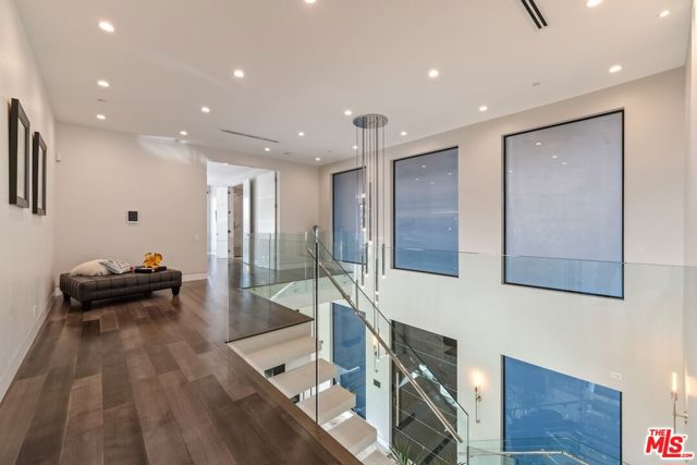 4049 Coldwater Canyon Avenue, Studio City CA: https://media.crmls.org/mediaz/3843434b-b437-407e-a959-4d18d471ea85.jpg