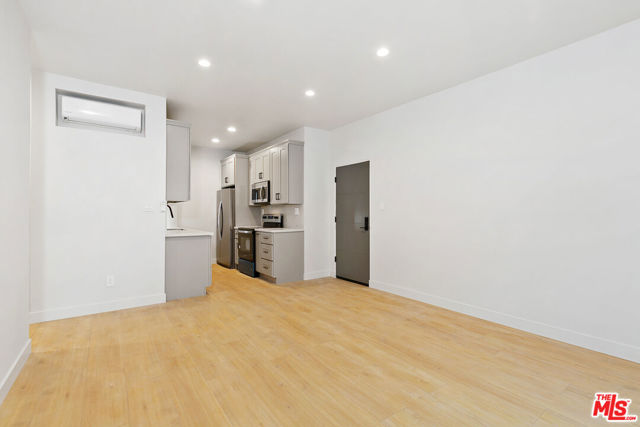 7229 Willoughby Avenue, Los Angeles CA: https://media.crmls.org/mediaz/384357c0-2613-46d2-961b-e6525a0b74aa.jpg