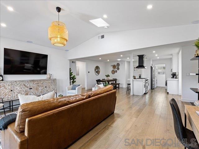 5586 Hamill Ave, San Diego CA: https://media.crmls.org/mediaz/384369c1-91fe-4f3b-96a7-80a4dfc157db.jpg