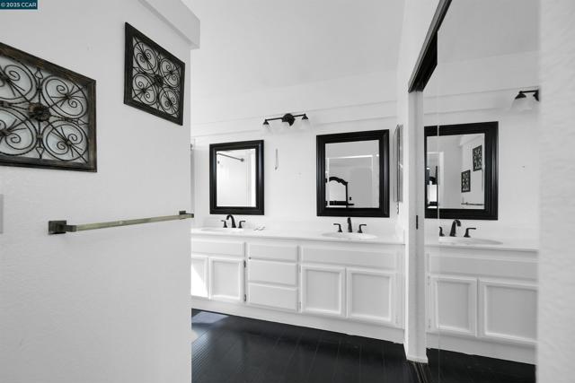 1974 Paradise Valley Ct, Tracy CA: https://media.crmls.org/mediaz/38443502-0749-431a-ab7a-bc9932ed6974.jpg