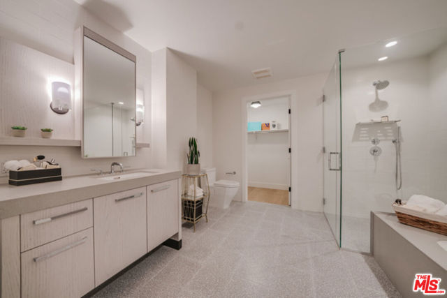 10777 WILSHIRE Boulevard, Los Angeles CA: https://media.crmls.org/mediaz/38446d45-8f16-4ece-abd1-f5205ed01da3.jpg