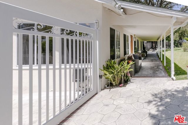 2916 Henrietta Avenue, La Crescenta CA: https://media.crmls.org/mediaz/38449774-e3f4-4853-8c6d-95ca97a0aceb.jpg