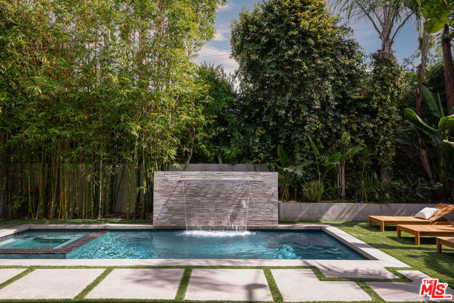 428 N La Jolla Avenue, Los Angeles CA: https://media.crmls.org/mediaz/38451f2e-777d-46b0-960d-24dbb46a433a.jpg