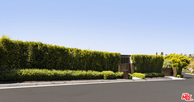 1108 Wallace, Beverly Hills CA: https://media.crmls.org/mediaz/38455c11-72a2-40a4-823f-e39684779232.jpg