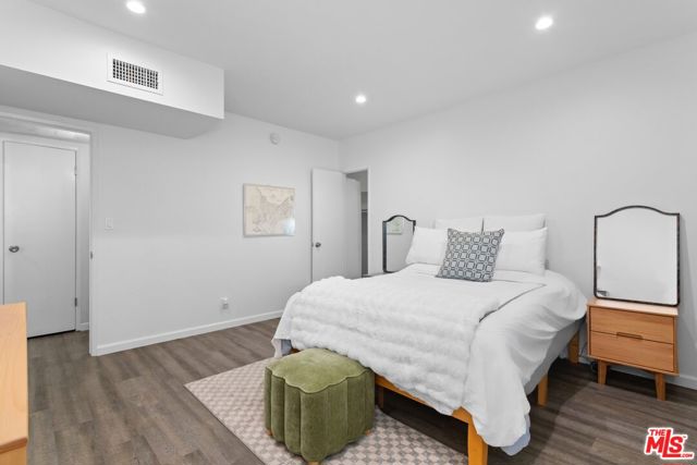 5414 Newcastle Avenue, Encino CA: https://media.crmls.org/mediaz/38456f7d-6210-4df5-b672-1c7a57e6dc7d.jpg