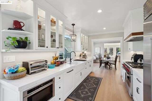 946 Alma Pl, Oakland CA: https://media.crmls.org/mediaz/3845cb38-b2d4-42b1-aaaa-902e80287696.jpg