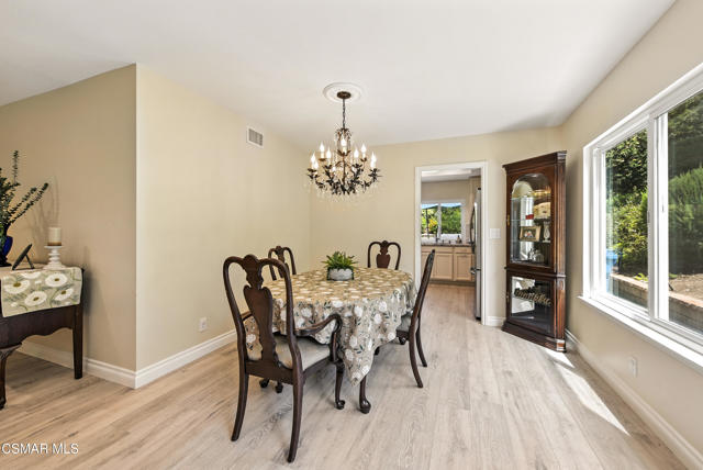 2063 Woodglen Street, Simi Valley CA: https://media.crmls.org/mediaz/38462fdb-13f9-4bc4-a713-1d8a06ecc455.jpg