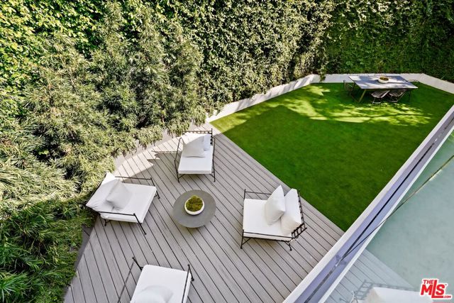 3290 N Knoll Drive, Los Angeles CA: https://media.crmls.org/mediaz/38489271-d579-4f22-844b-4363d12af58b.jpg