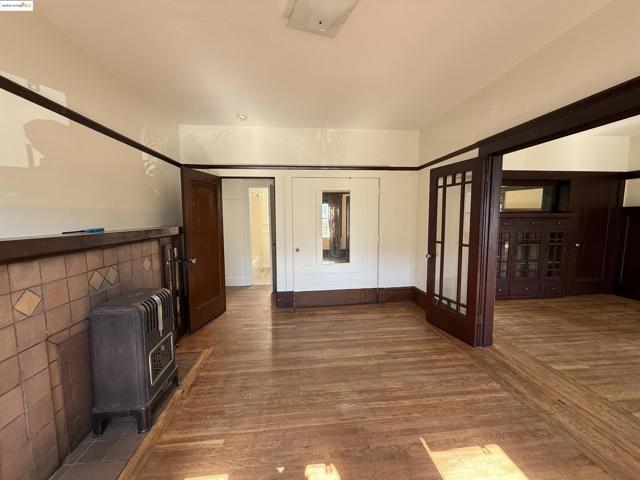 3999 Clarke, Oakland CA: https://media.crmls.org/mediaz/384a6831-eb64-4242-bacd-8c16b167cdfb.jpg