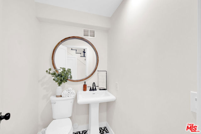 3236 Primera Avenue, Los Angeles CA: https://media.crmls.org/mediaz/384acde8-adfb-4ba3-a3b9-5b8fe6a6e711.jpg