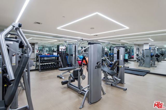 211 S Spalding Drive, Beverly Hills CA: https://media.crmls.org/mediaz/384c4ce5-11ef-4a1a-9be8-82e1ce010ae4.jpg