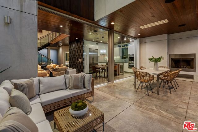 714 California Avenue, Venice CA: https://media.crmls.org/mediaz/384d5330-f691-45a5-8292-33e15cc8855c.jpg