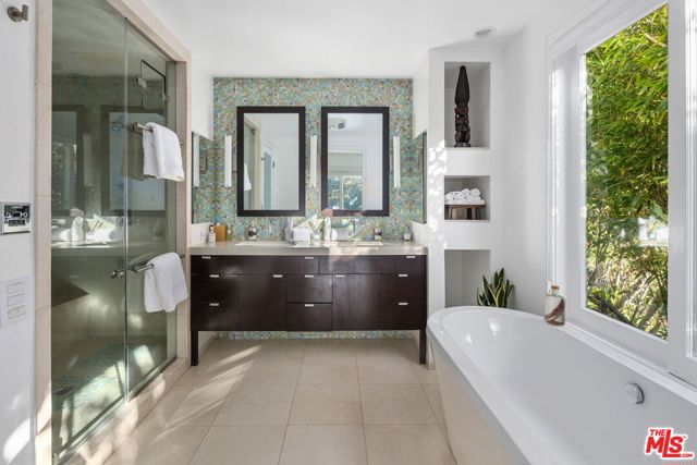 1415 Summitridge Drive, Beverly Hills CA: https://media.crmls.org/mediaz/384d942b-8f9d-4186-9880-6d9884751cba.jpg