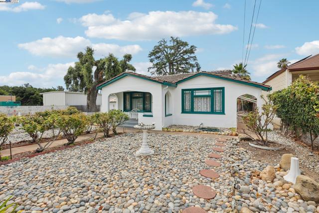 11768 Main St, Sunol CA: https://media.crmls.org/mediaz/384e5385-8dcc-42c2-b03e-2cf015134134.jpg
