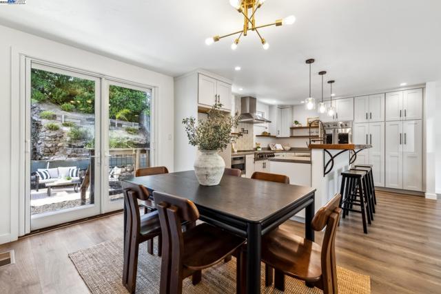 3134 Terry Ct, Castro Valley CA: https://media.crmls.org/mediaz/384eead8-8039-441c-b840-abc77f904ea3.jpg