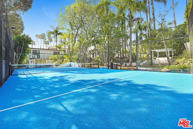 9451 Sunset Boulevard, Beverly Hills CA: https://media.crmls.org/mediaz/38501060-8e14-4299-bd28-5c1ca638e2e8.jpg