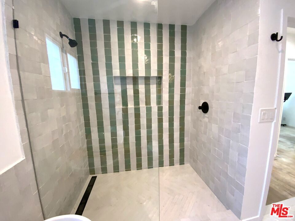 https://media.crmls.org/mediaz/3850329d-625f-47e7-b5fc-28bde9205153.jpg?preset=X-Large