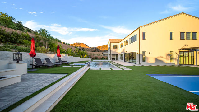 12553 N Ridgeline Road, Porter Ranch CA: https://media.crmls.org/mediaz/38505419-b0ae-4265-97b4-27f0be39d30e.jpg