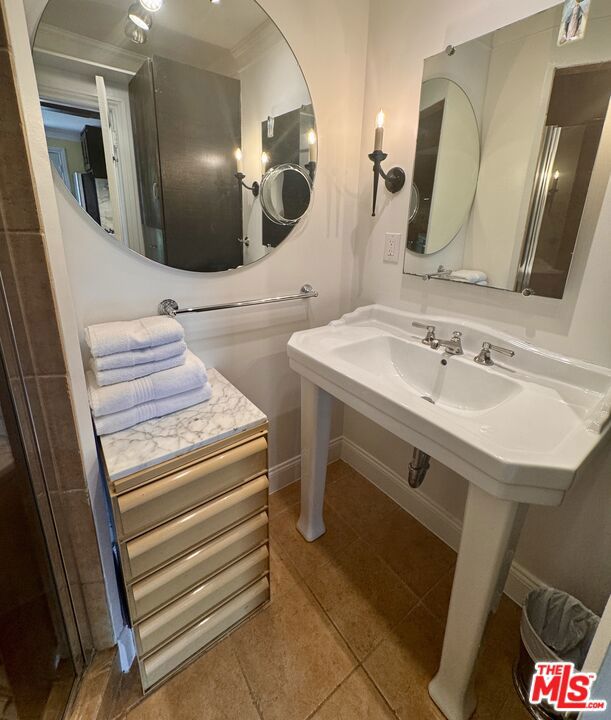 921 S Spaulding Avenue, Los Angeles CA: https://media.crmls.org/mediaz/38509b37-4c66-4a4e-9124-fd14f3cc10cb.jpg