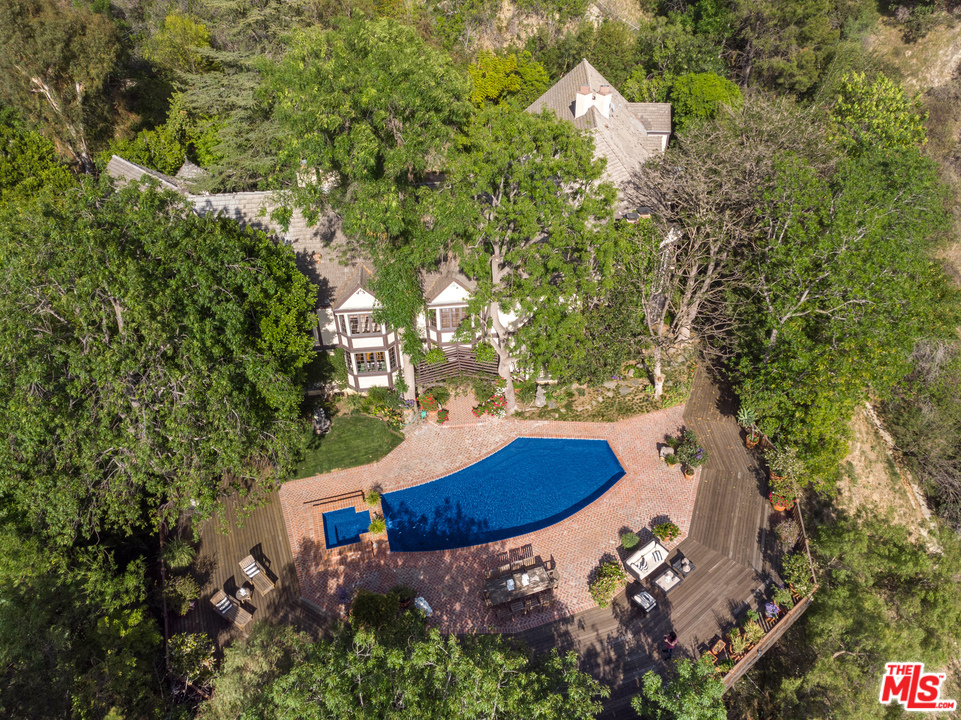 2781 Benedict Canyon Drive