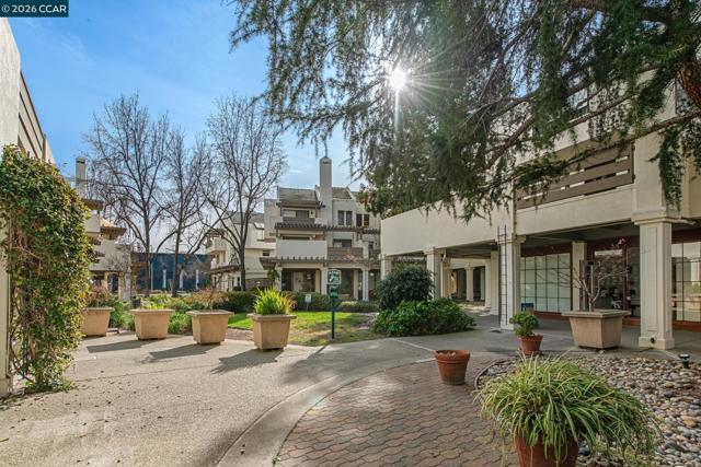 68 Mozden Ln, Pleasant Hill CA: https://media.crmls.org/mediaz/3851f324-b0a6-4bc6-b6ca-a5e1457b2c40.jpg