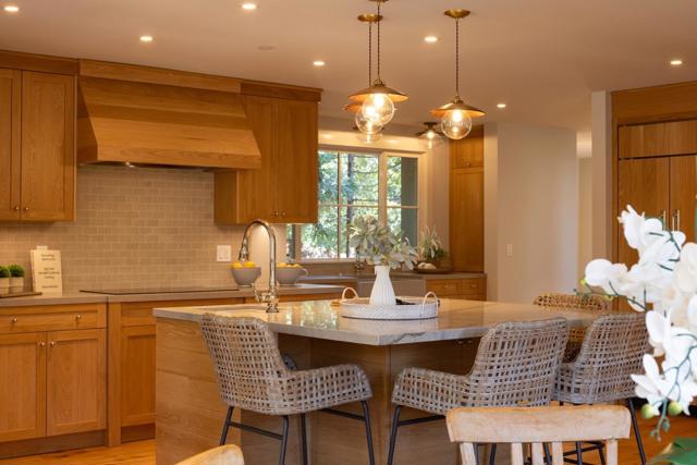 4 Oak Knoll Way, Carmel CA: https://media.crmls.org/mediaz/38526029-161c-4cf0-877a-e650ee4f555e.jpg