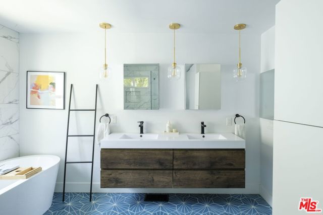1320 Romulus Drive, Glendale CA: https://media.crmls.org/mediaz/38526f8e-9239-46e7-ab66-2cd943437e3b.jpg