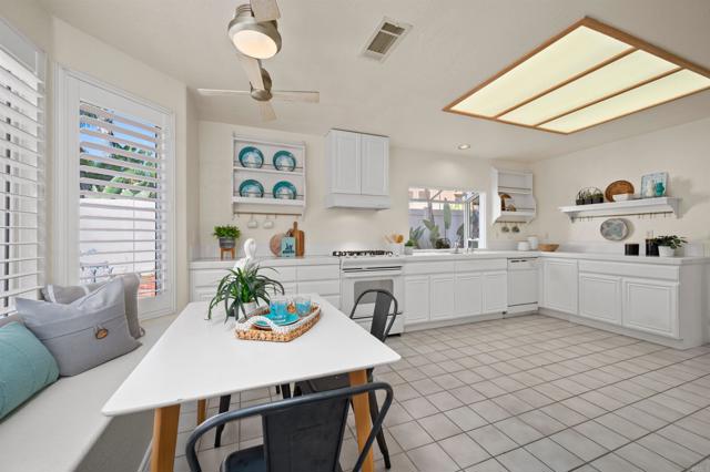 Detail Gallery Image 12 of 31 For 1137 Avenida Sobrina, Oceanside,  CA 92057 - 4 Beds | 3 Baths