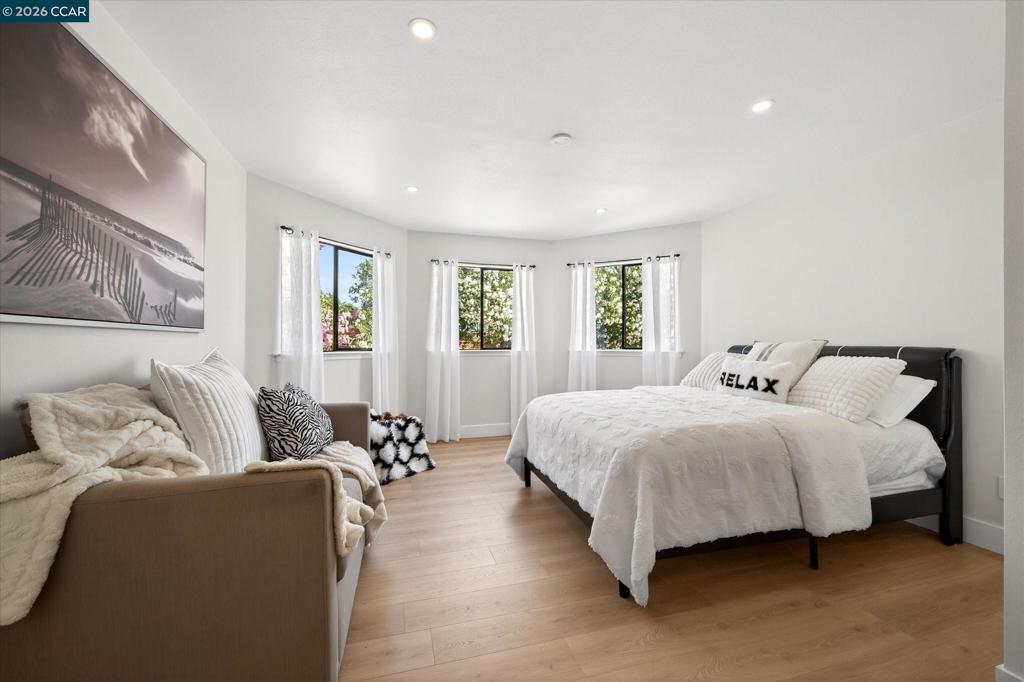 https://media.crmls.org/mediaz/3852f862-629d-4f7f-8063-41da609920eb.jpg?preset=X-Large
