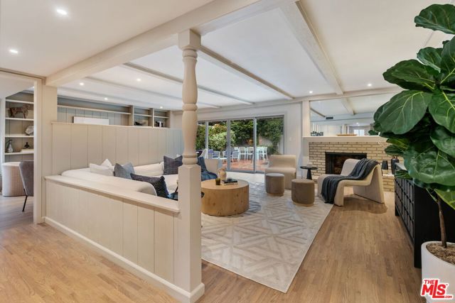15115 Gilmore Street photo 4