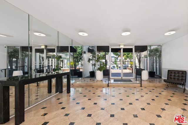 9950 Durant Drive, Beverly Hills CA: https://media.crmls.org/mediaz/3856d675-596e-4e26-a7c1-6ac9bf8603fc.jpg