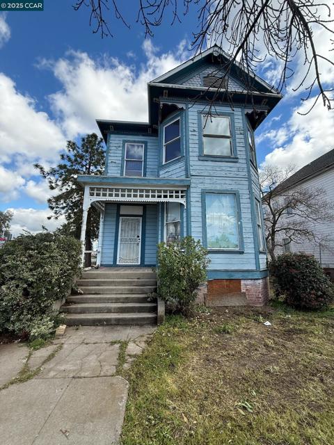 151 S 3Rd Ave, Oakdale CA: https://media.crmls.org/mediaz/38571070-27d4-4fac-ab46-477c0d18f4fc.jpg