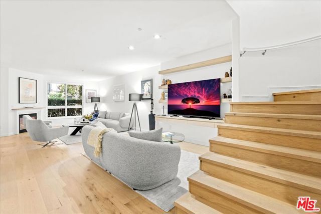 13031 Villosa Place, Playa Vista CA: https://media.crmls.org/mediaz/38572ae2-b9db-44c5-a80d-6439b999b94c.jpg