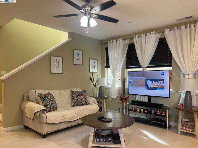 1616 Westwind Way, Lathrop CA: https://media.crmls.org/mediaz/385734c0-ec84-4eb7-b434-dedbbc81b027.jpg