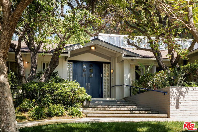 811 N Hillcrest Road, Beverly Hills CA: https://media.crmls.org/mediaz/38573e36-8c0c-4b08-a84c-909bdc5c0f5f.jpg