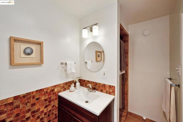 679 Mandana Blvd, Oakland CA: https://media.crmls.org/mediaz/385788cd-c571-465c-b67a-2d7d7702f037.jpg