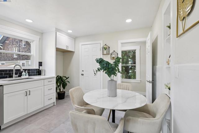 511 59Th St, Oakland CA: https://media.crmls.org/mediaz/38579432-deb9-489e-9df3-c18587502312.jpg