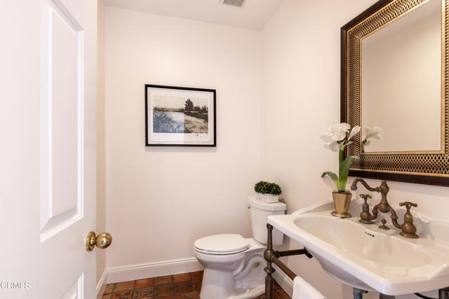 Detail Gallery Image 31 of 48 For 13045 Ripple Creek Ln, Camarillo,  CA 93012 - 5 Beds | 3/1 Baths