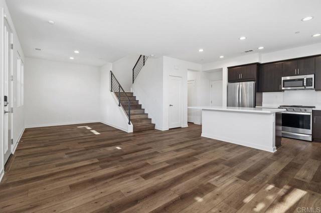 Detail Gallery Image 4 of 34 For 2080 Tango Loop #1,  Chula Vista,  CA 91915 - 4 Beds | 2/1 Baths