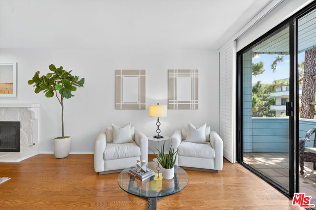 311 Bora Bora Way, Marina del Rey CA: https://media.crmls.org/mediaz/38585225-896c-4278-859e-7b994cc07139.jpg