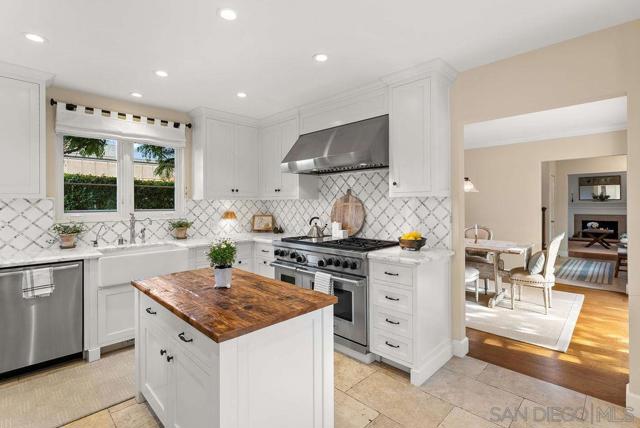 7725 Whitefield Pl, La Jolla CA: https://media.crmls.org/mediaz/38597568-adc9-4560-a4ce-97d336787fd1.jpg