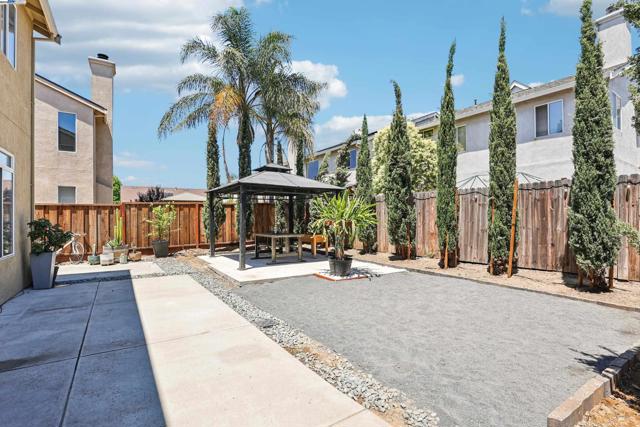 2084 Springbrook Ct, Oakley CA: https://media.crmls.org/mediaz/385a57f3-dd14-4180-b245-e65470d9acd7.jpg