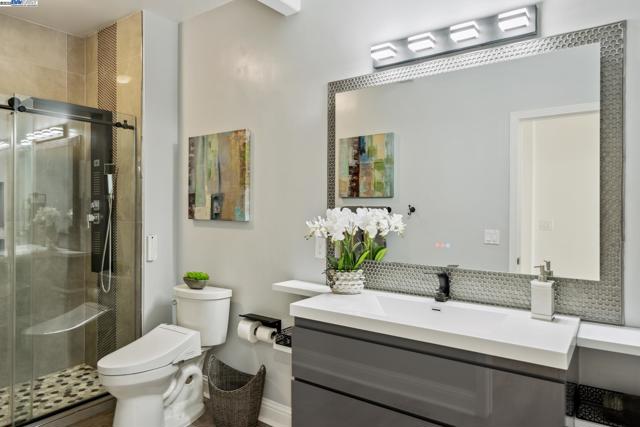 418 Golf Ct, Walnut Creek CA: https://media.crmls.org/mediaz/385a9e35-4cd7-4726-870a-fda5b5280886.jpg