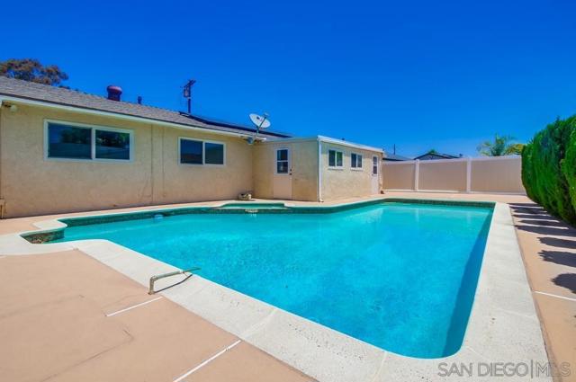5215 Palmyra Ave, San Diego CA: https://media.crmls.org/mediaz/385ded62-75aa-48d5-8018-d0c8e16c1665.jpg