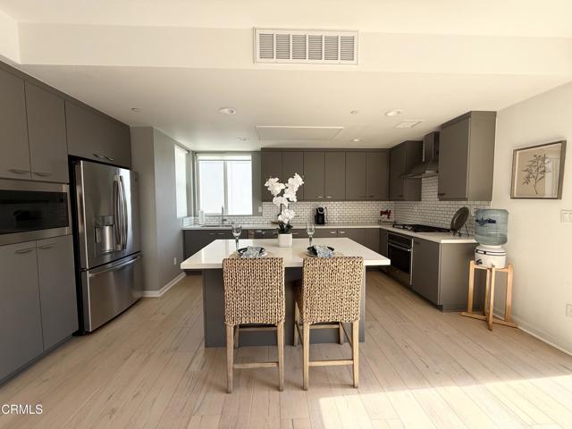 11594 Riverside Drive, Valley Village CA: https://media.crmls.org/mediaz/385e29a7-4dd5-4cad-a2d3-38e1f77352a9.jpg