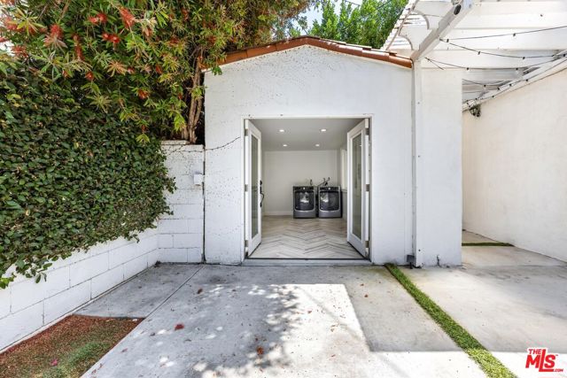 7614 Willoughby Avenue, West Hollywood CA: https://media.crmls.org/mediaz/385e5a9e-1e4b-458d-8fbc-c524dcef3a87.jpg