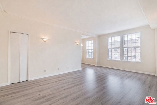 5640 Franklin Avenue, Los Angeles CA: https://media.crmls.org/mediaz/38602efe-ab87-4851-9965-6b7f9add528d.jpg