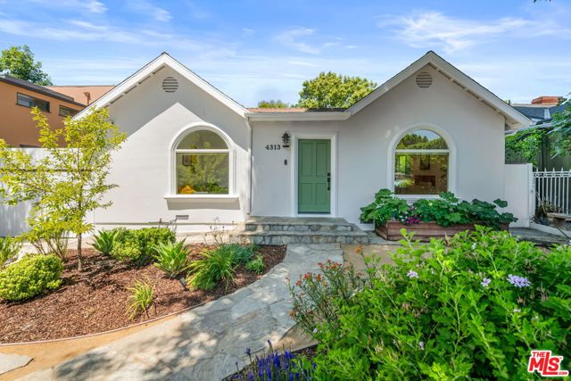 4313 Wilkinson Avenue, Studio City CA: https://media.crmls.org/mediaz/3861be81-7979-469e-84a3-f35b393b4f41.jpg