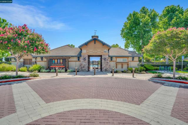 1030 Clear Lake Dr, Oakley CA: https://media.crmls.org/mediaz/38628e42-e450-4fcb-aa9e-6d0df0c91e32.jpg