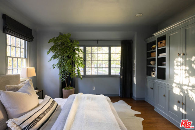 6650 Maryland Drive, Los Angeles CA: https://media.crmls.org/mediaz/3862c9d1-914a-4b57-88d9-ca55bb6af3bb.jpg